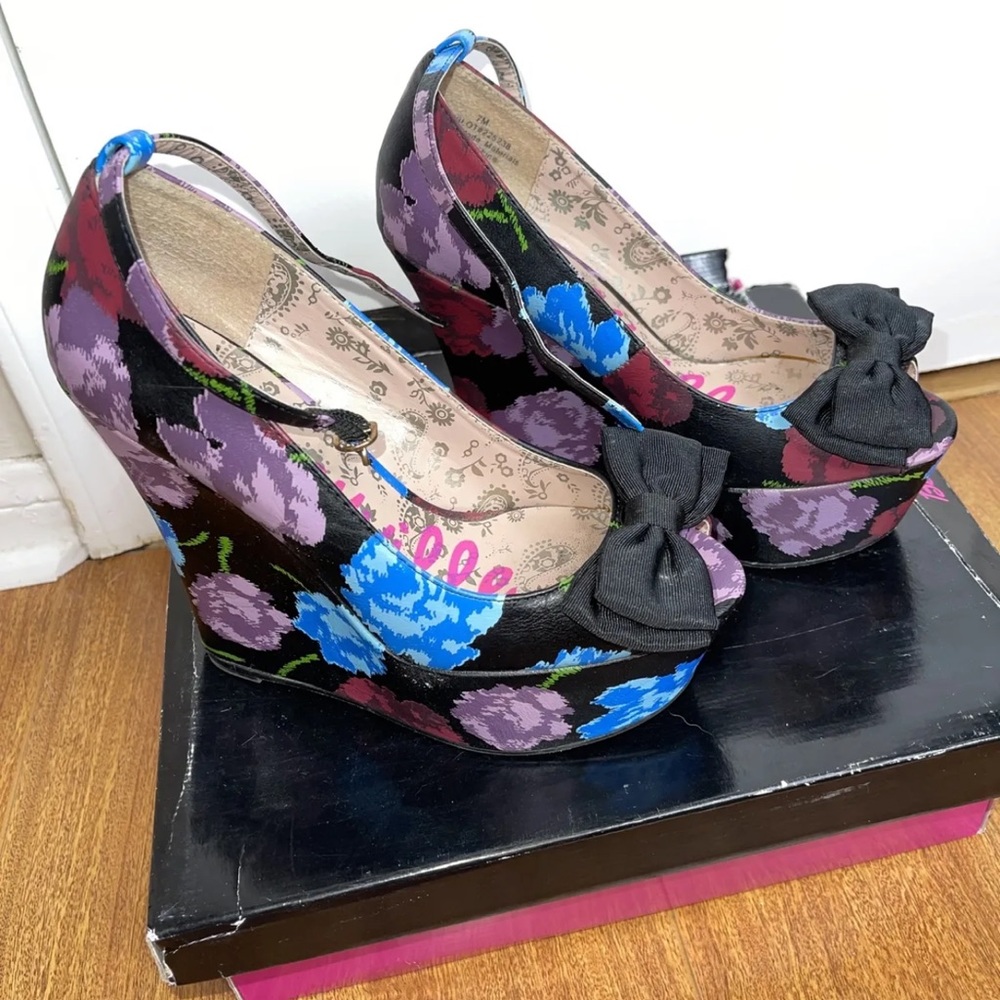 Betsey Johnson Floral Wedge Heels Sz 7